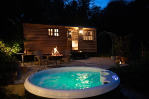 Luxury, rural Shepherds Hut with hot tub nr Bath
